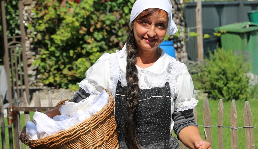 Das Bühnenstück «ötschwär ötschis» (Werdenberger Mundart: jemand, etwas) basiert auf wahren Geschichten. In der Rolle der Waschfrau spinnt Claudia Rohrhirs den Faden weiter und spürt dem Leben ihrer Urgrossmutter nach.