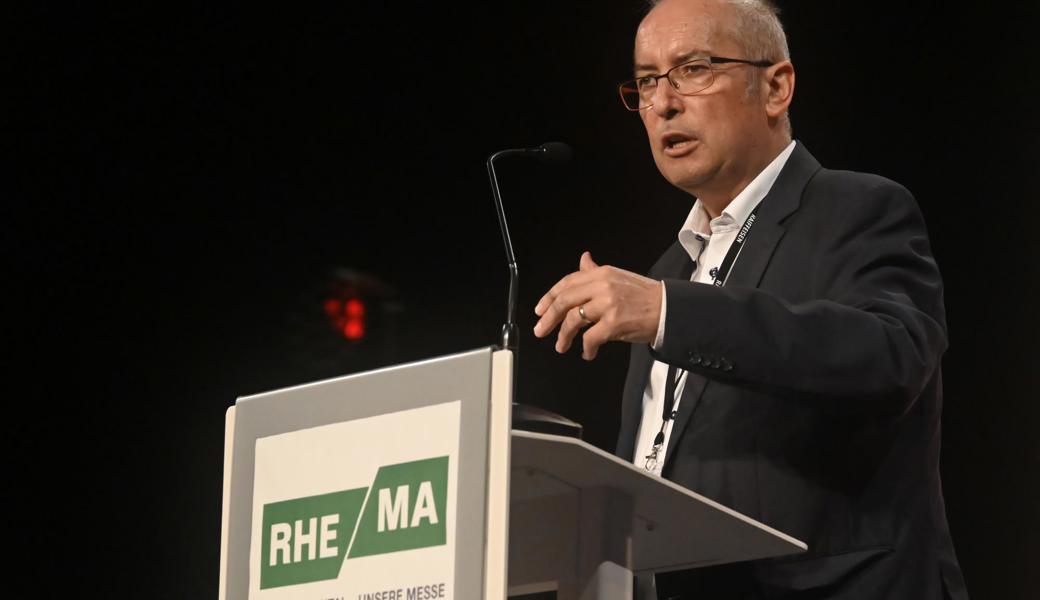 Das Bild zeigt Thomas Ammann an der Hauptversammlung des HEV Oberrheintal anlässlich der Rhema im April dieses Jahres.