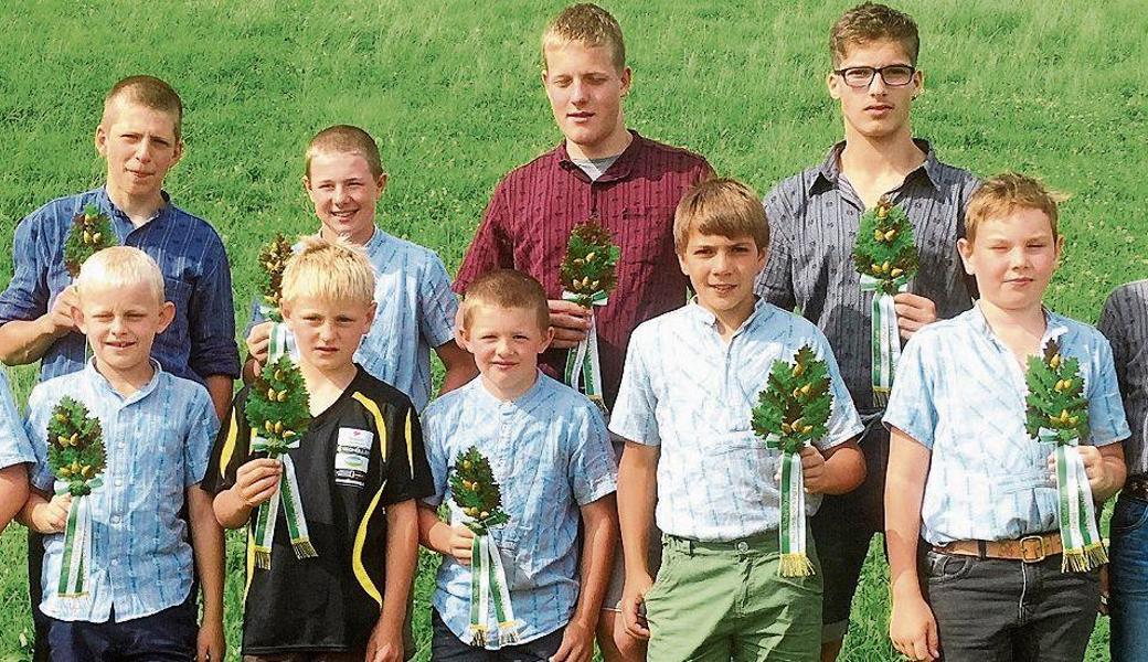 Die erfolgreichen Rheintaler Jungschwinger: Hinten (von links): Marc Fallegger, Christian Gasenzer, Gian Schmid und Dean Burch; vorne (von links): Johannes Eggenberger, Leandro Hafner, Dario Kobler, Daniel Gasenzer, Thomas Kern, Robin Walt und Sandro Eugster.