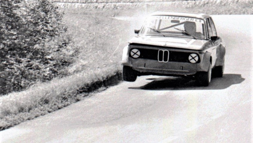 Hoch das «Bein»: Kurt Kellenberger im BMW 2002 an der Berg-Europameisterschaft 1978 im Kanton Jura. Hoch das «Bein»: Kurt Kellenberger im BMW 2002 an der Berg-Europameisterschaft 1978 im Kanton Jura.