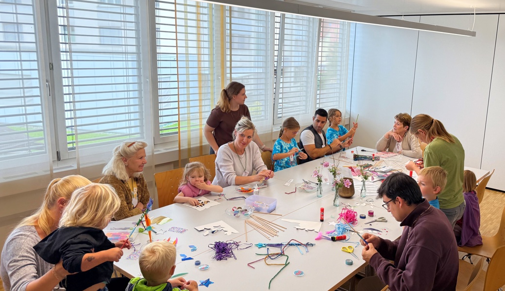 Einen Prinzessin-Lillifee-Zauberstab basteln - alle waren mit Eifer dabei. (pd) Einen Prinzessin-Lillifee-Zauberstab basteln - alle waren mit Eifer dabei. (pd)