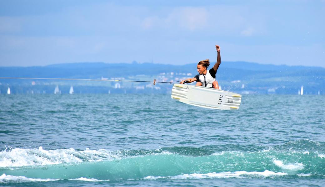 Wakeboarden ist eine Sportart, für die es viel Kraft in Armen und Beinen sowie eine perfekte Körperkoordination braucht. Jeromé Foré zeigte am Samstag in Rorschach, wie spektakulär das aussehen kann. Diese Woche nimmt der 16-Jährige aus Thal an der Europameisterschaft in der Ukraine teil.