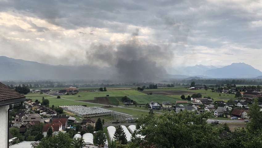 Sicht auf die Rauchwolke, fotografiert oberhalb Rebstein. Sicht auf die Rauchwolke, fotografiert oberhalb Rebstein.