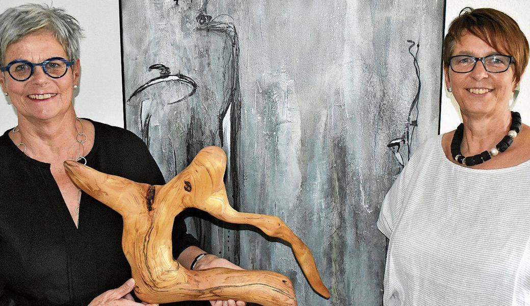 Yvonne Lenz zeigt Schwemmholzskulpturen, Beatrix Terzer (rechts) Acrylmalerei. 