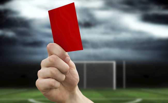 Kreisrichter erteilt Fussballfan wegen aggressivem Verhalten gegenüber einem Polizisten die rote Karte