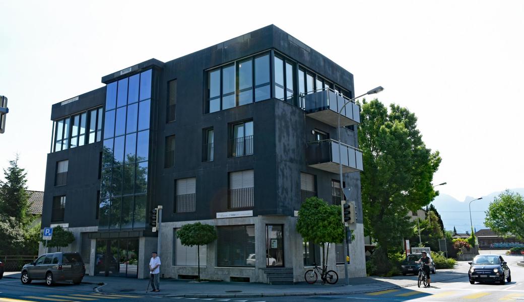 Der schwarze Monolith an der Auerstrasse 4 gehört jetzt der Curiger Immobilien AG.