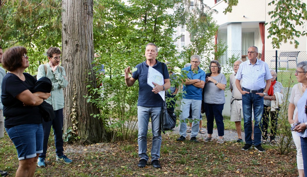 Landschaftsarchitekt Nik Alge führte durch den Altstätter Friedhof. Foto: Meinrad Gschwend