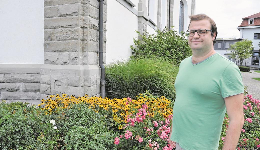 Pascal Graf ist auf dem Weg zu einem seiner neuen Arbeitsorte, der katholischen Kirche Widnau. 