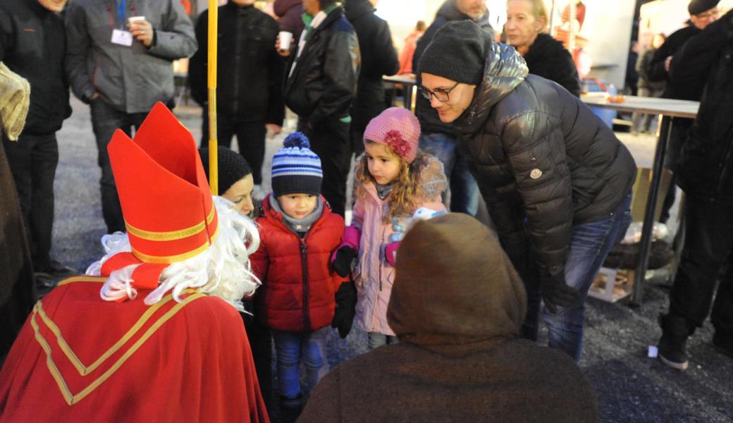 Der Chlaus ginge ja noch – aber der Schmutzli sieht ja schon etwas gfürchtig aus. Da vergisst man doch glatt das gelernte Sprüchli! 