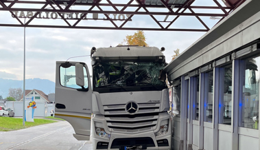 Chauffeur kracht mit Lastwagen in das Zollhaus – Polizei vermutet medizinisches Problem