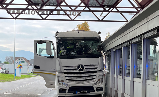 Chauffeur kracht mit Lastwagen in das Zollhaus – Polizei vermutet medizinisches Problem