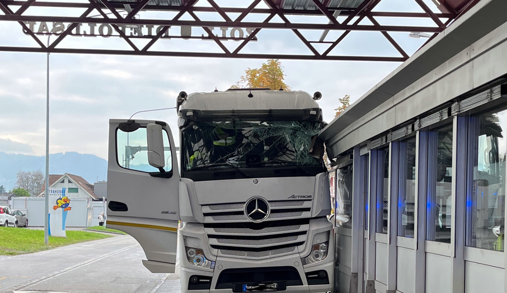 Chauffeur kracht mit Lastwagen in das Zollhaus – Polizei vermutet medizinisches Problem