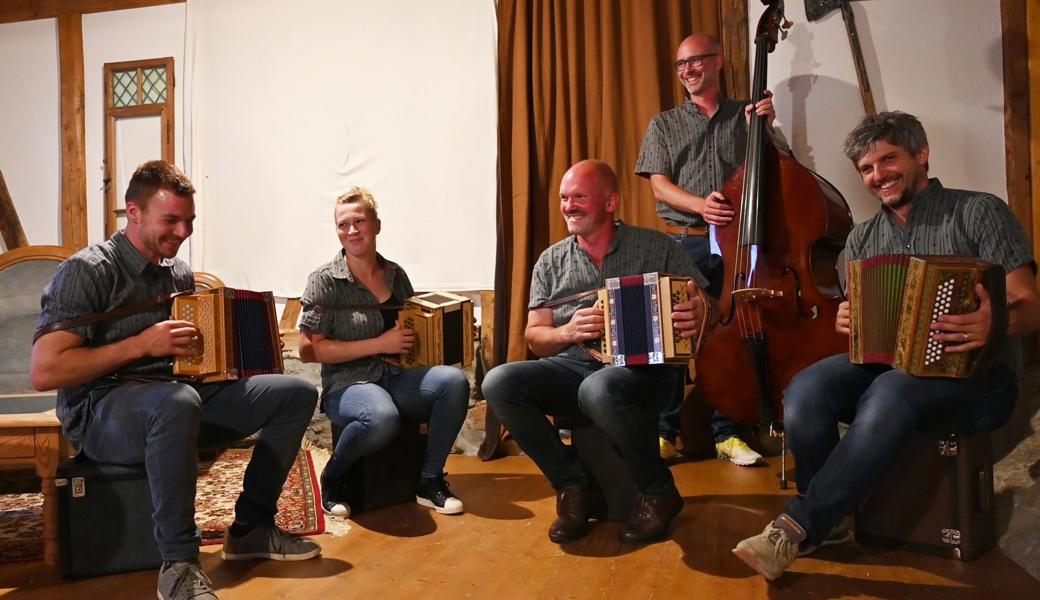 Die Firobet-Örgeler bei einer Probe im Torkel der Burg Neu Altstätten ob Lüchingen. Von links: Christoph Schmid, Gloria Hangartner, Marcel Hangartner, Beni Buschor, Stefan Eugster. (Hier fehlen Lea Hangartner und Stefan Hildebrand.)