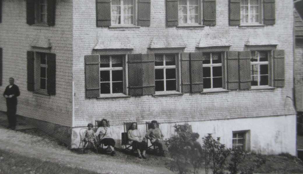  Das alte Bad Unterrechstein beherbergte bis Ende der 1960er Jahre Kurgäste, die nebst dem Aufenthalt im Heilwasser die wärmende Sonne in hölzernen Liegestühlen schätzten.Bildrepro: egb 