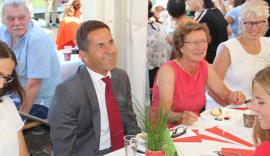 Der Diepoldsauer Festredner, Bundekanzler Walter Thurnherr, im Kreise von Familienmitgliedern und Verwandten. Ihm gegenüber sitzt Tochter Lara, rechts von ihm sind Margrit Ammann-Hutter und, ganz rechts, Irma Hutter-Gisler zu sehen.