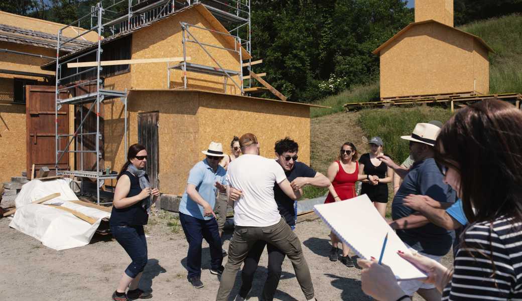 Wildes Handgemenge: In strahlendem Sonnenschein wird auf dem Spielgelände unter der Regie von Simona Specker (rechts) und Elena Colaianni geprobt.