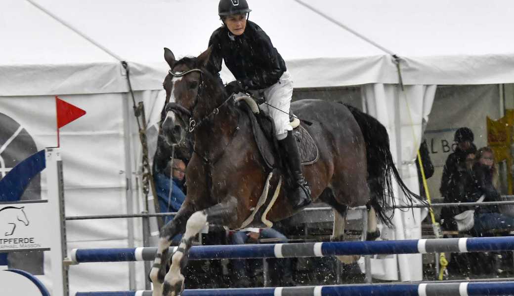Auch Tanja Kehl aus Oberriet und ihr Pferd Liberte IV liessen sich vom strömenden Regen nicht beirren. 