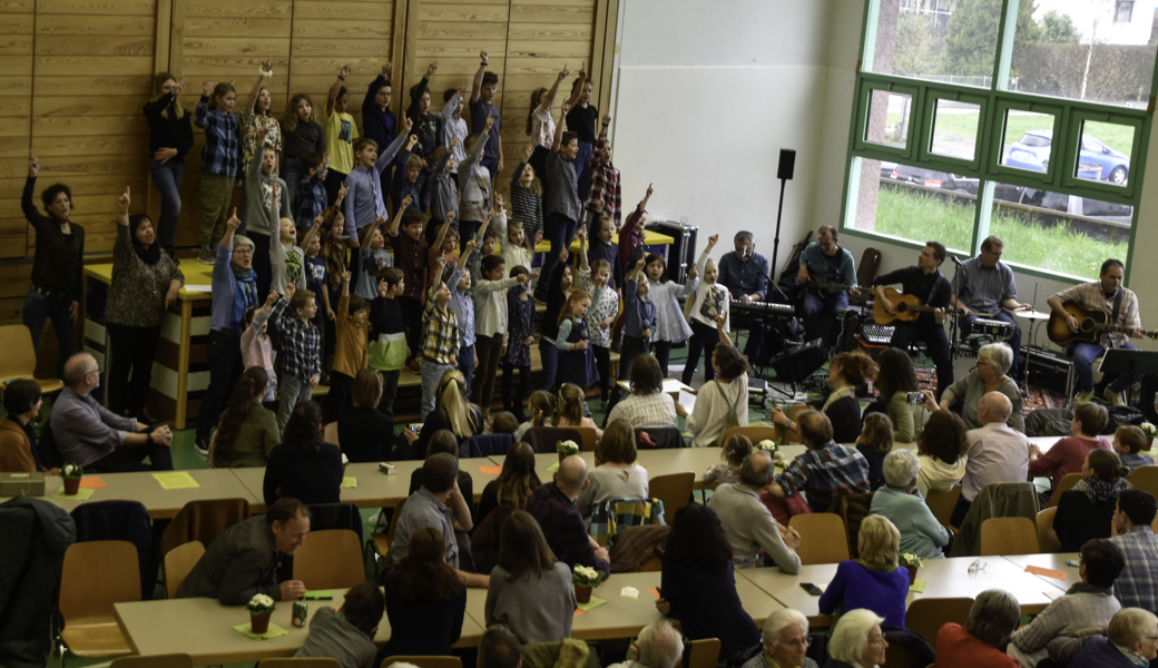 Die Schulkinder mit ihren Lehrpersonen und den "Ribel Steaks" 