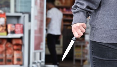 21-Jähriger beim Spazieren gehen von maskierten Männern ausgeraubt