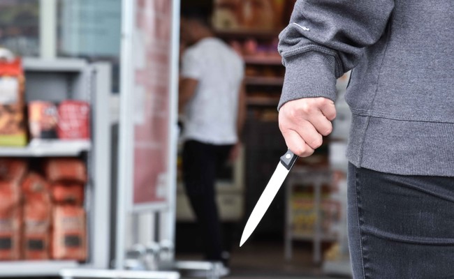 21-Jähriger beim Spazieren gehen von maskierten Männern ausgeraubt