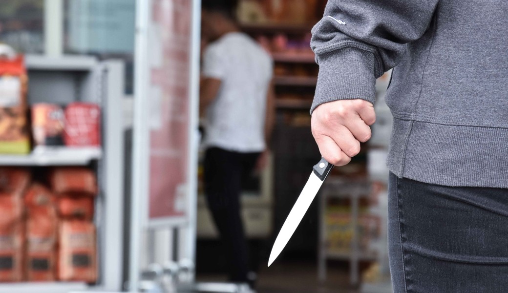 21-Jähriger beim Spazieren gehen von maskierten Männern ausgeraubt
