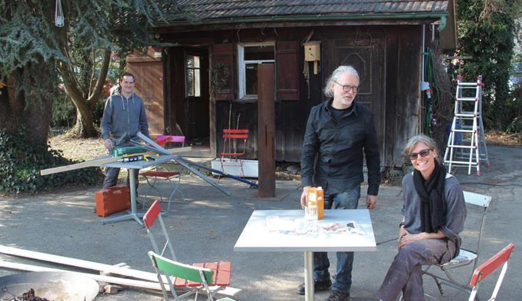 Auf dem Dorfplatz lässt sich zusammensitzen, wobei in Zeiten von Corona der nötige Abstand natürlich gewahrt wird; ausser zwischen Menschen, die sowieso zusammenleben, wie hier Viviane Wisler und Fredi Niederer. Im Hintergrund ist Fabian Sutter zu sehen.