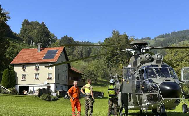 Super Puma hilft bei Waldarbeiten rund um Donnerbach