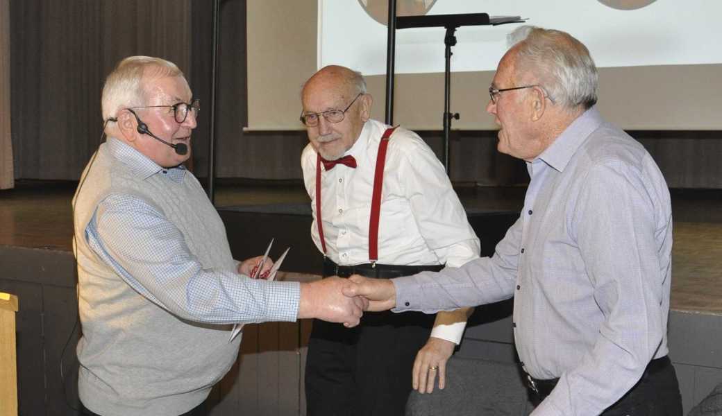 Präsident Hans Sonderegger gratuliert Walter Büchel und Leo Schmid (von links) zur Ehrenmitgliedschaft.