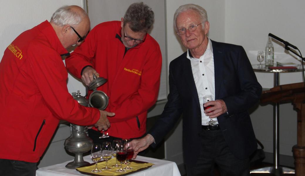 Verkehrsvereinspräsident Wolfgang Kessler nimmt als erster vom Forstwein, um damit auf das Wohl Altstättens anzustossen.