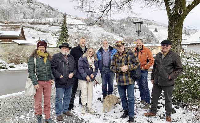Bei den «Maiblüten» in Berneck stellen die Kunstschaffenden den Baum ins Zentrum
