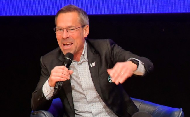 Als Matthias Hüppi wie ein geschlagener Turm im TV-Studio sass