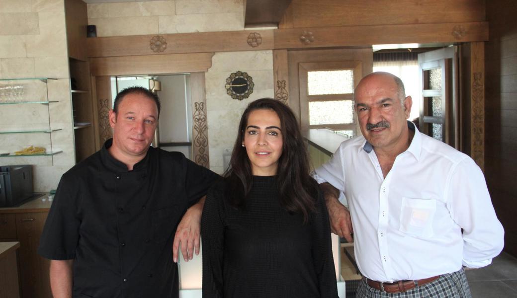 Wirt Ali Sener (rechts), seine Tochter Tugba Sener als Stellvertreterin sowie der aus St.Gallen stammende Koch Benno Horváth sind drei wichtige Köpfe des neuen, stattlichen Schiffli-Teams; am 1. September wird das Landgasthaus wieder eröffnet.