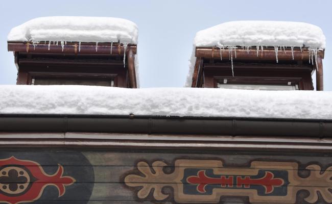Schnee bis weit herunter