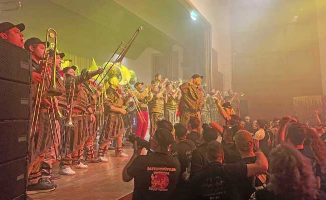 Mit Guggenmusik und guter Laune: Bazzaschüttler feiern den Fasnachtsauftakt