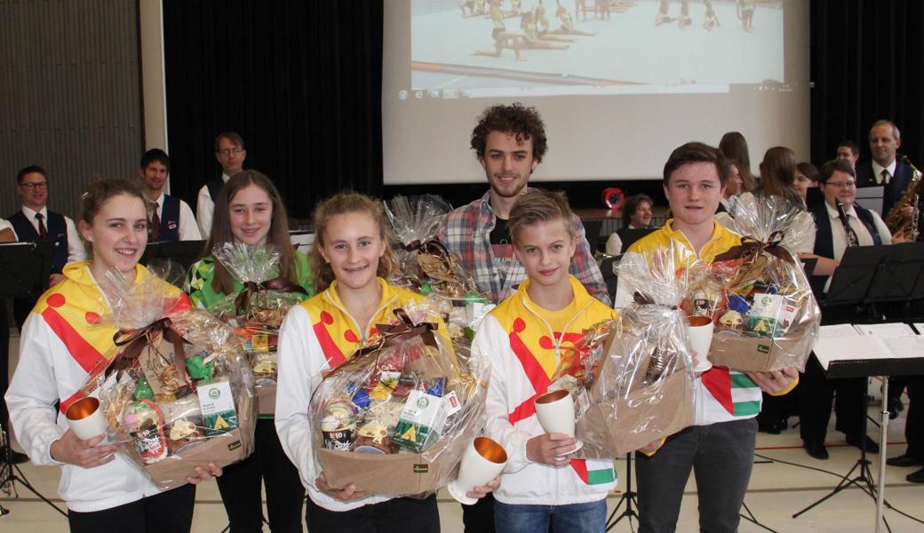 Sechs der acht geehrten Sportlerinnen und Sportler waren an der Neujahrsbegrüssung präsent, die beiden  anderen fehlten, weil sie bereits wieder am Trainieren sind. Das Foto zeigt von links: Manon Zoller, Julie Leuenberger, Samira Zoller, Martin Schraner, Simon Buschor und Pascal Reifler.