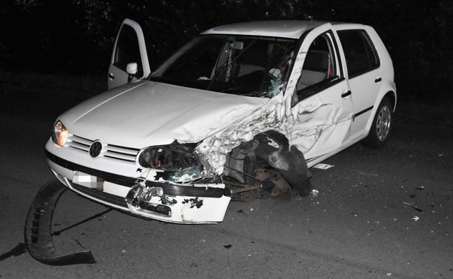 Frau fährt frontal in Lastwagen