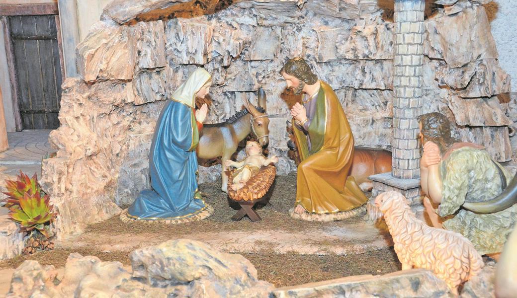 Die Krippe im Stall in einer Darstellung in der katholischen Kirche in Diepoldsau.