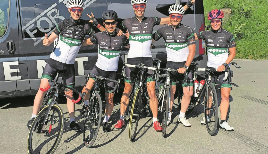 Die zwei Teams des Lippuner Cycling Teams inkl. ein Crewmitglied (v. l.) Markus Rohner, 2er-Team men, Michele Preiti, Crewmitglied, Marcel Fürer, 2er-Team men, Lukas Wiget und Barbara Scherrer, beide 2er-Team mixed Challenge).