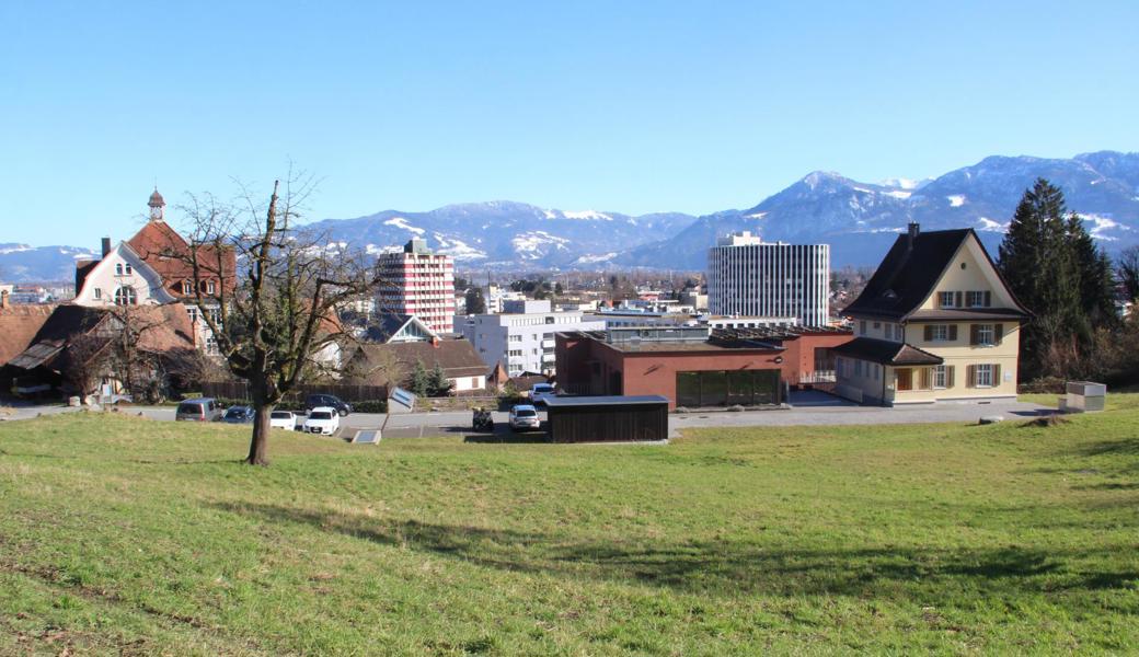 Am östlichen Rand des Sonnenbergs befinden sich das geschützte Schulhaus (links), die Klinik (rot), die erweitert werden soll sowie das Haus Feuertanne (rechts).