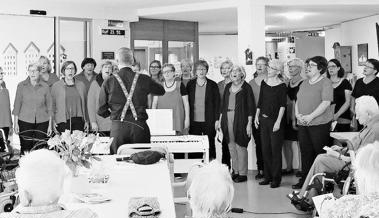 Frauenchor mit sommerlichem Programm