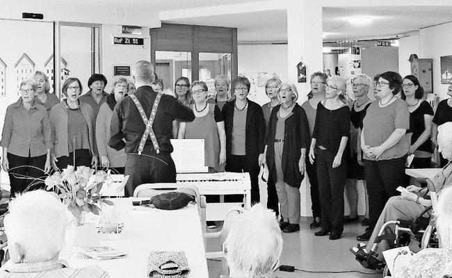 Frauenchor mit sommerlichem Programm