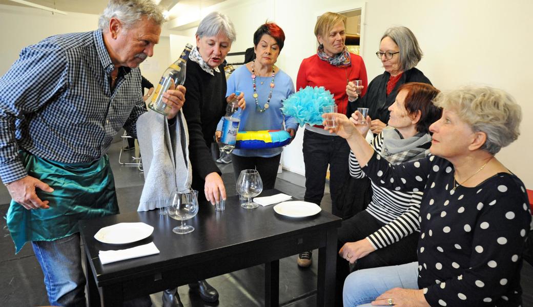 Apéro vor dem Leichenschmaus: Mitwirkende des Altstätter Seniorentheaters beim Proben im Atelier des Diogenes-Theaters. Von links: Hanspeter Jäckli, Jeanette Lapp Bösch,  Lilly Ganther, Luzia Hassler, Silvia Nesensohn, Uli Bramato, Maja Graf. 