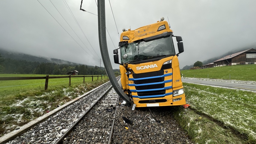 Ein Auto und ein Sattelschlepper landen nach Ausweichmanöver auf Bahngleis Ein Auto und ein Sattelschlepper landen nach Ausweichmanöver auf Bahngleis