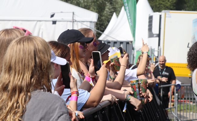 Festivalbesucher erhalten göttlichen Segen am Szene-Open-Air