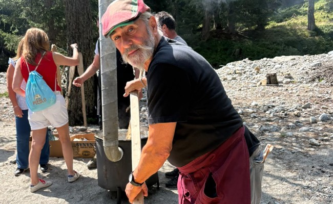 Rheintaler Helfer unterstützen die Tradition der «Pulenta Cavaia» im Puschlav
