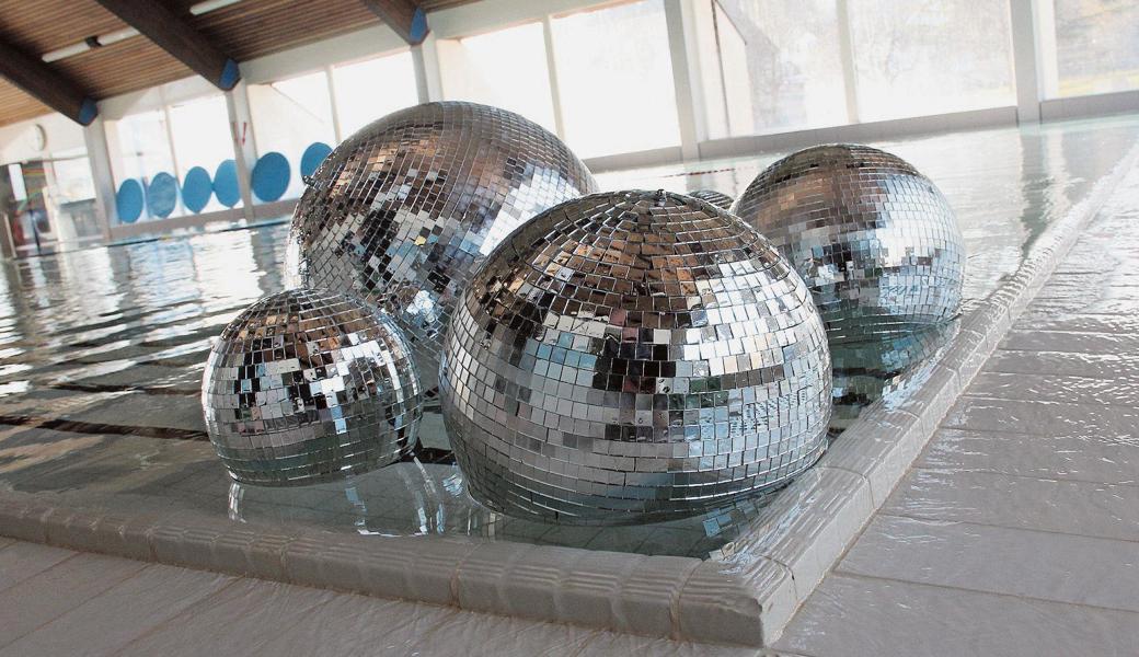 Die Discokugeln symbolisieren die bevorstehende Partystimmung, doch das Wasser wird an den drei Festabenden natürlich nicht mehr im Schwimmbecken sein. 