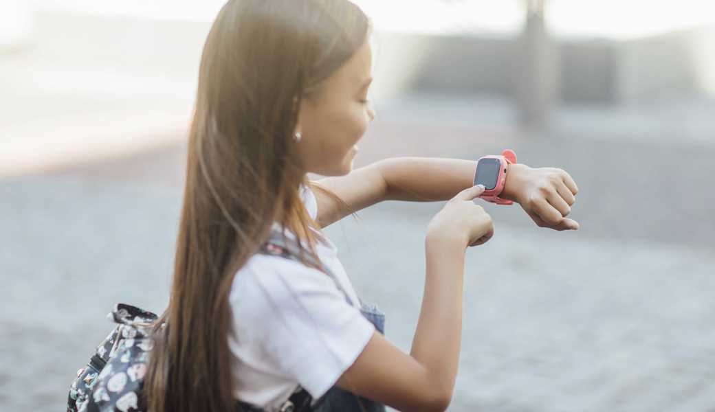 Kontrolle oder Überwachung? Viele Eltern tracken ihre Kinder per Smartwatch. 