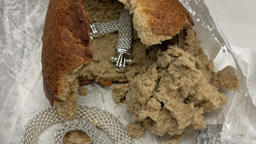 Die zwei Männer hatten einen Teil des Schmucks in einem Brotlaib versteckt.