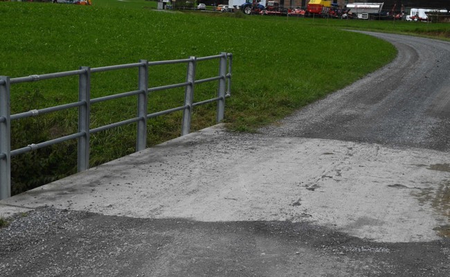 19-Jähriger prallt mit seinem Motorrad in ein Brückengeländer