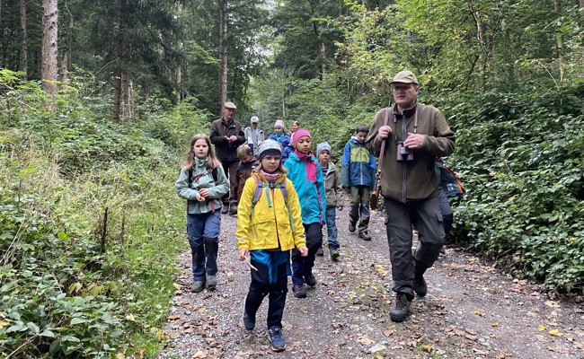 Waldwissen hautnah: Wie Jäger Kindern den respektvollen Umgang mit der Natur vermitteln